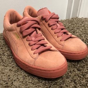 Peach pumas